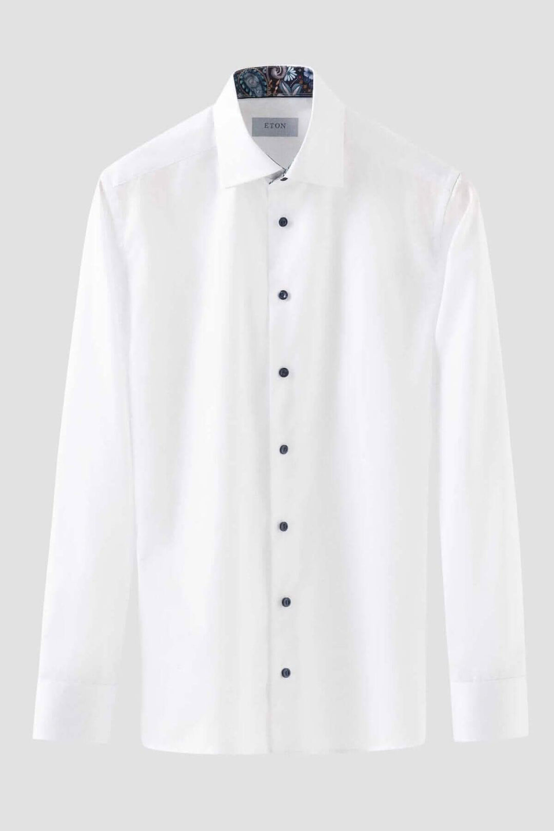 Chemise blanche classique avec détails imprimés au col et poignet, tissu en coton de haute qualité.