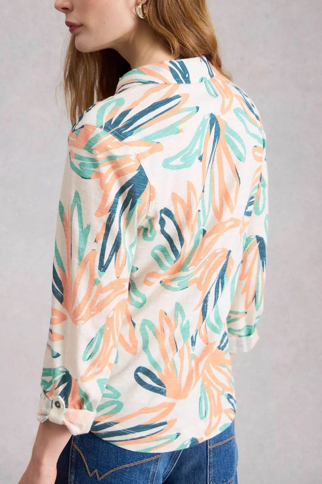 Femme portant la chemise boutonnée col en V manches trois-quarts Annie avec motif coloré.