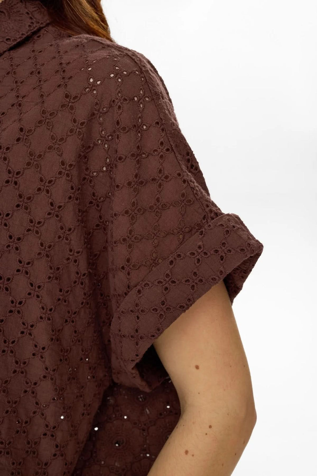 Chemise brodée anglaise à manches courtes en coton avec motif détaillé et col chemise, idéale pour garde-robe estivale.