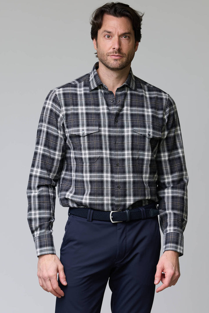Homme portant une chemise à carreaux en flanelle douce avec motif classique et poches, confortable et adaptée aux journées fraîches.