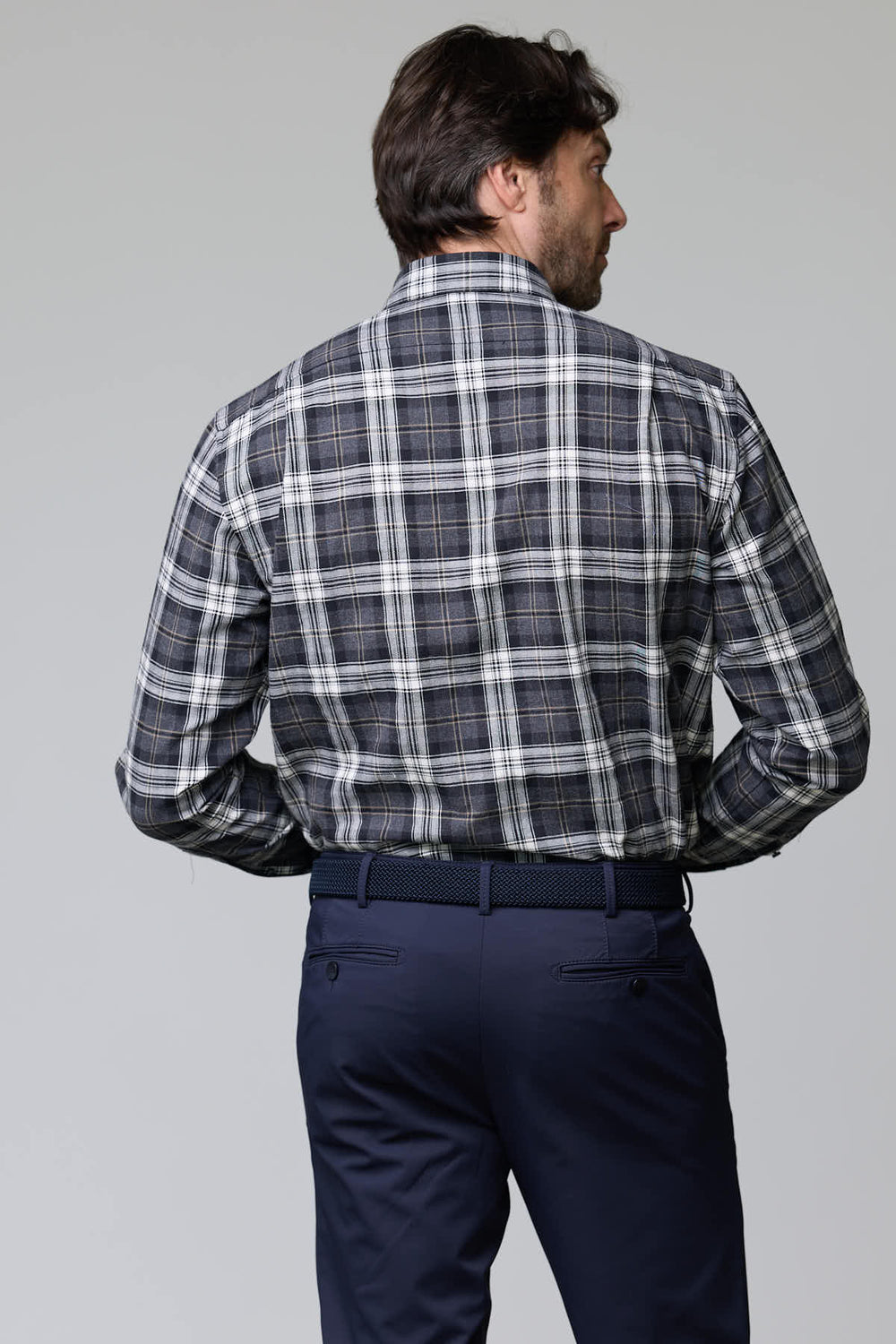 Homme portant une chemise à carreaux en flanelle douce, vue de dos, illustrant confort et style décontracté.