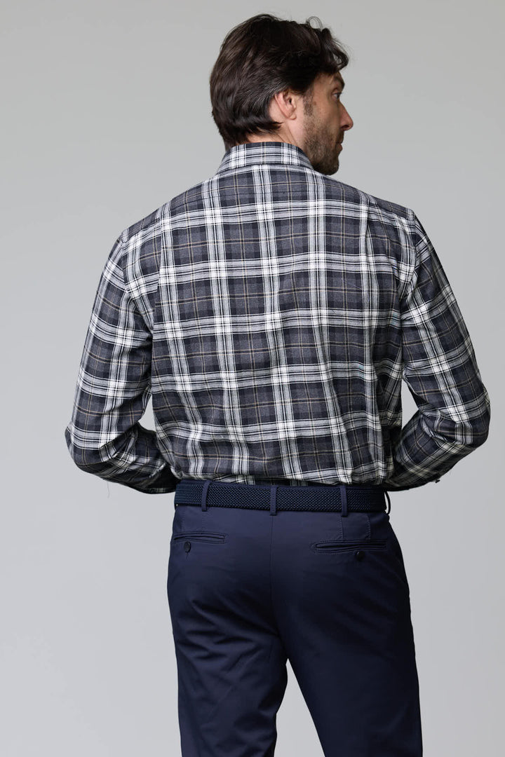 Homme portant une chemise à carreaux en flanelle douce, vue de dos, illustrant confort et style décontracté.