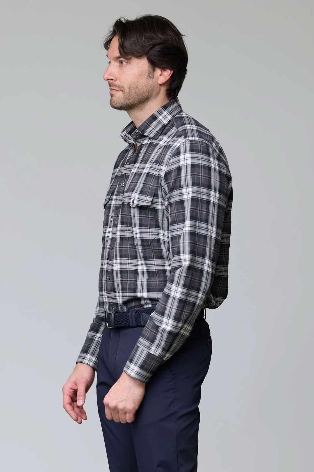 Homme portant une chemise à carreaux en flanelle douce, motif classique, avec deux poches poitrine.