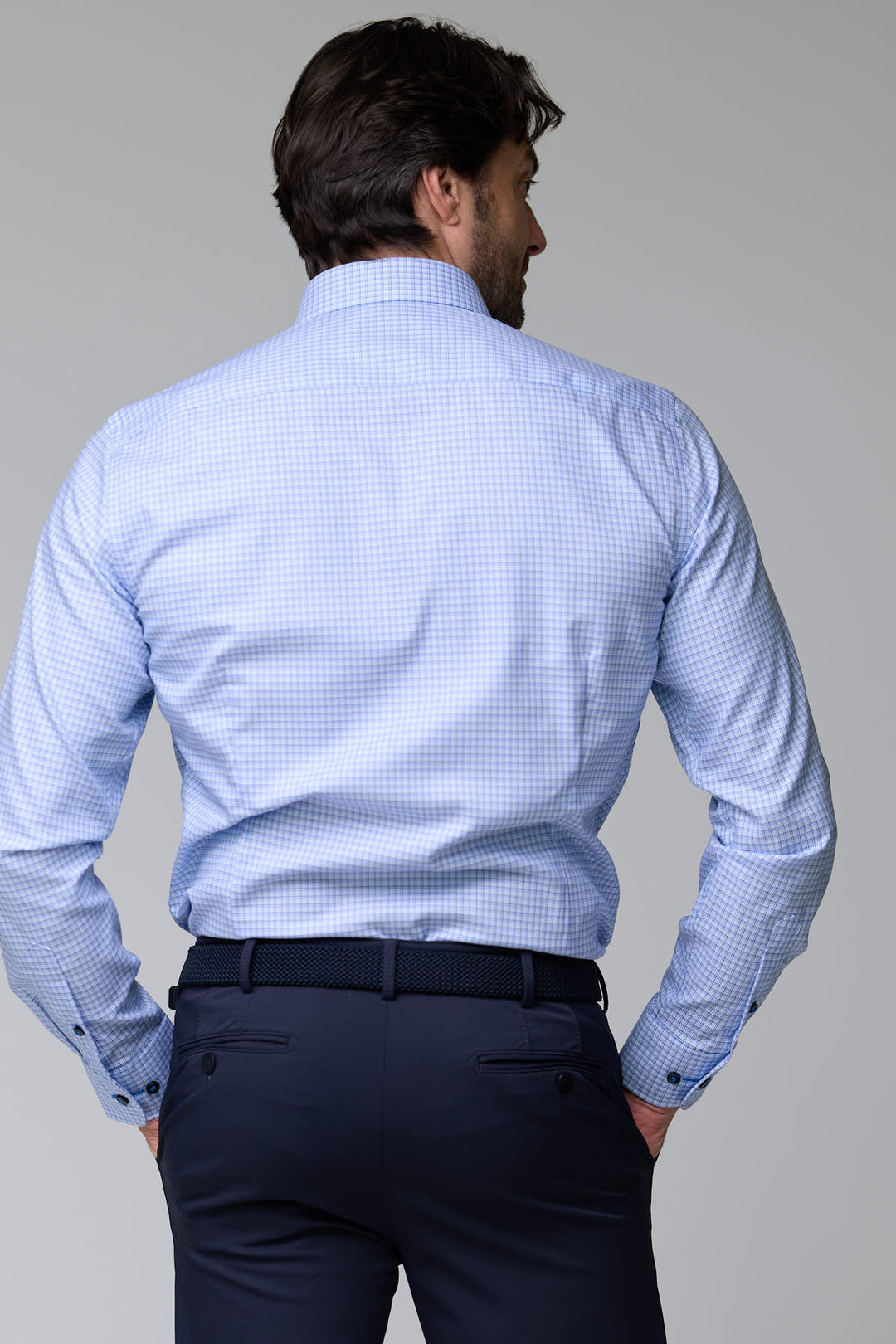 Chemise à carreaux fins avec coupe ajustée, vue de dos montrant son design professionnel et décontracté, idéale avec un pantalon bleu.