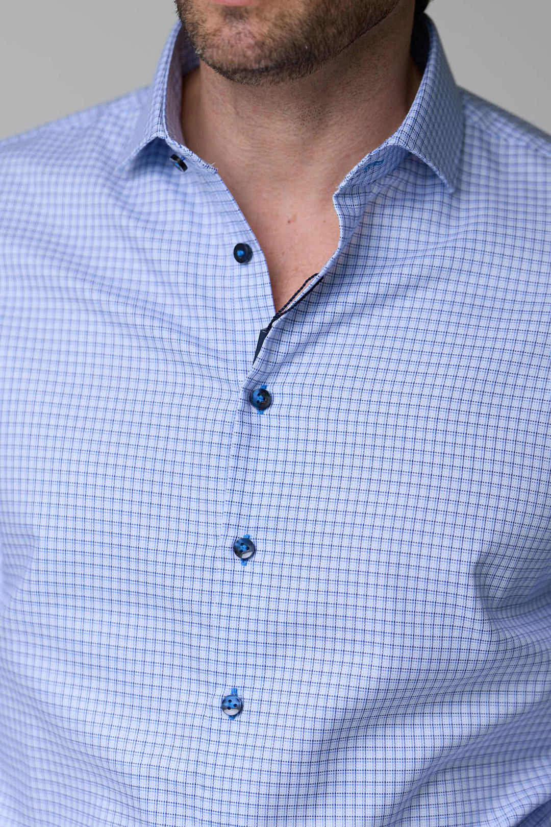 Chemise à carreaux fins à manches longues pour look professionnel et décontracté, coupe ajustée et tissu respirant, style polyvalent.