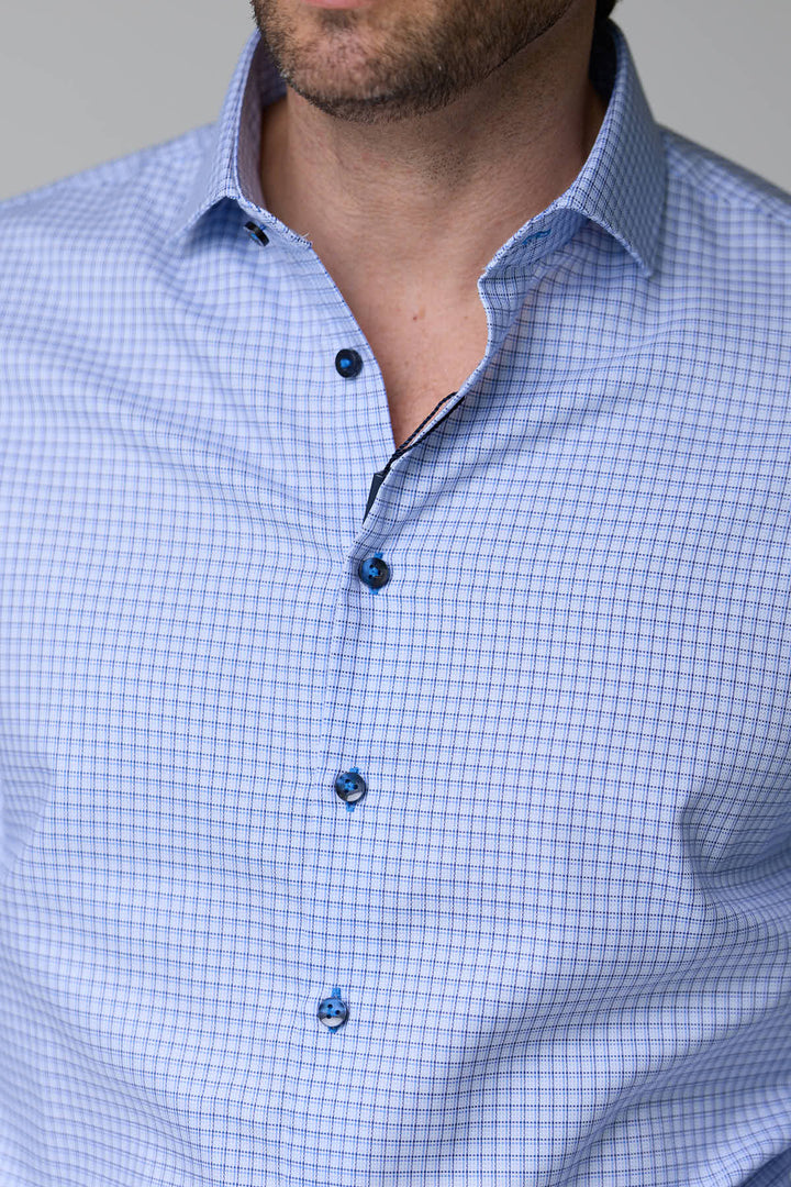 Chemise à carreaux fins à manches longues pour look professionnel et décontracté, coupe ajustée et tissu respirant, style polyvalent.