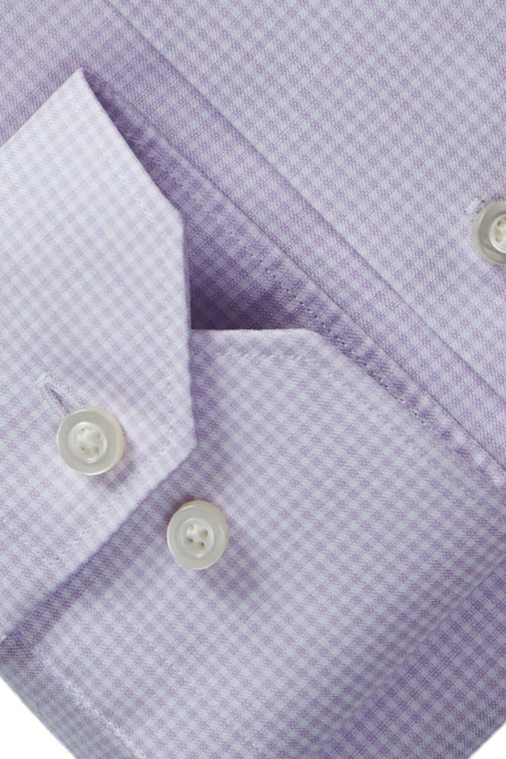 Détails d'une chemise à carreaux raffinée en twill extensible avec col Rialto et boutons élégants.