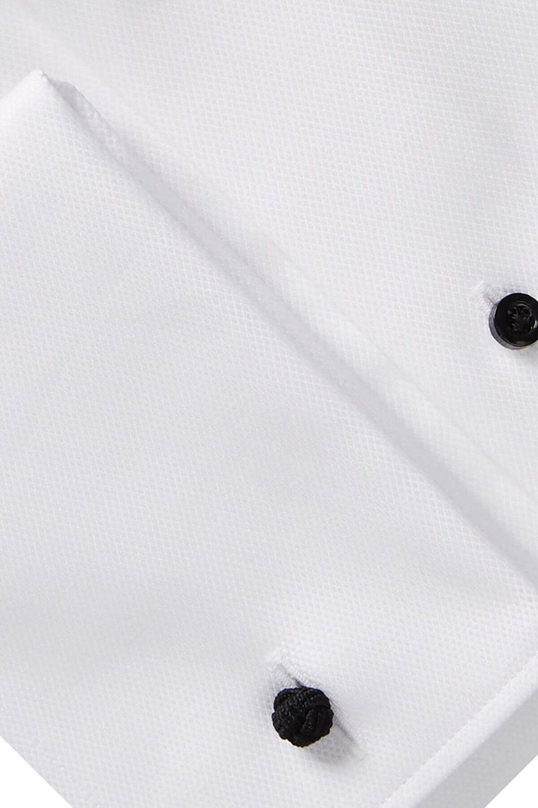 Chemise classique élégante avec tissu texturé et boutons noirs pour manchettes, idéale pour les grandes occasions.