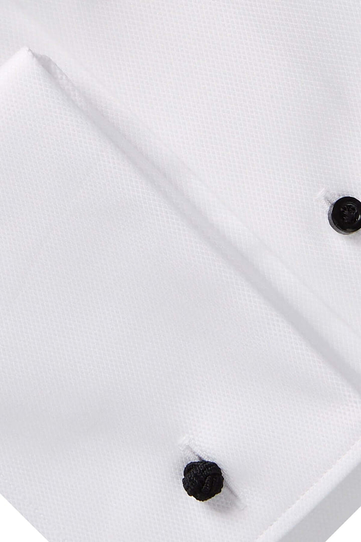 Chemise classique élégante avec tissu texturé et boutons noirs pour manchettes, idéale pour les grandes occasions.