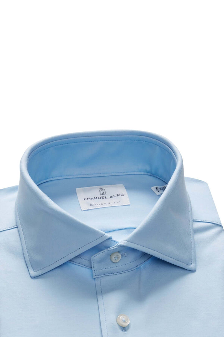 Col classique structuré d'une chemise bleue Emanuel Berg, tissu de qualité, élégance intemporelle.