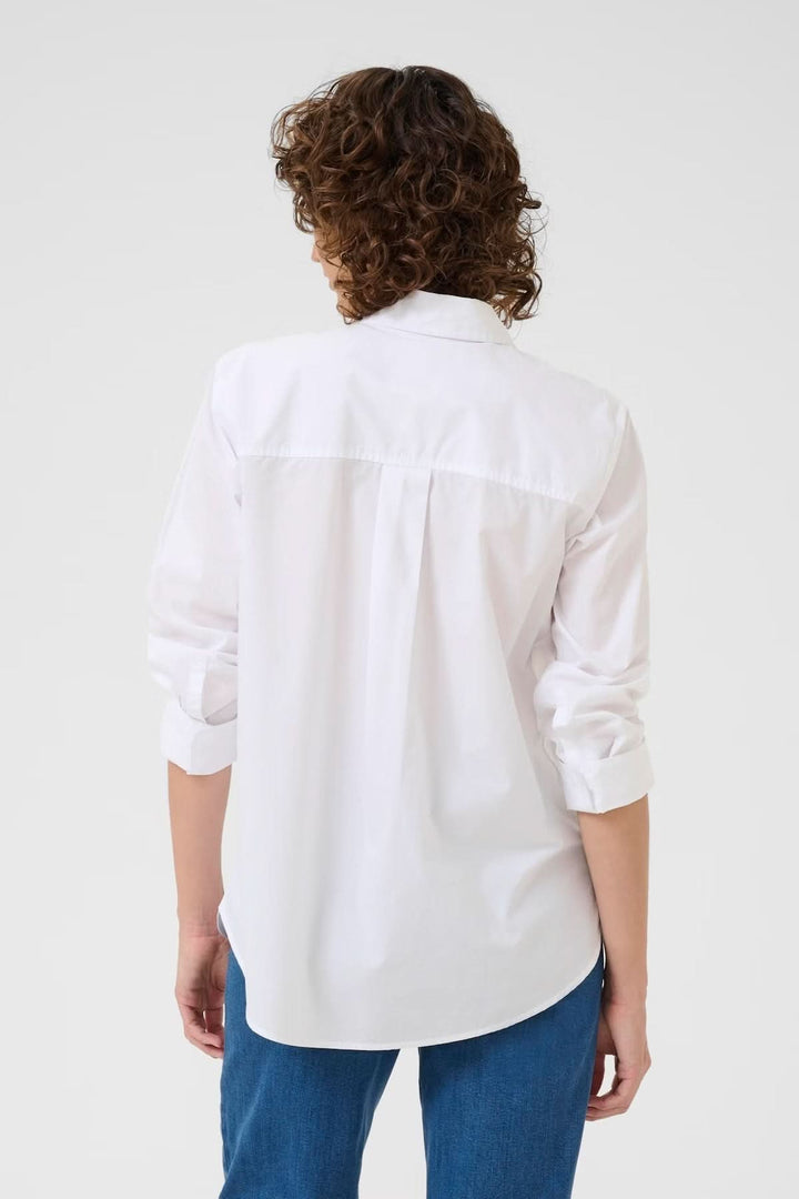 Chemise classique avec plis nervurés vue de dos, manches relevées