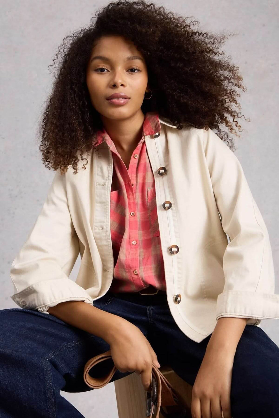 Femme portant la Chemise à col à carreaux Sophie décontractée, idéale pour le confort et la polyvalence quotidienne.