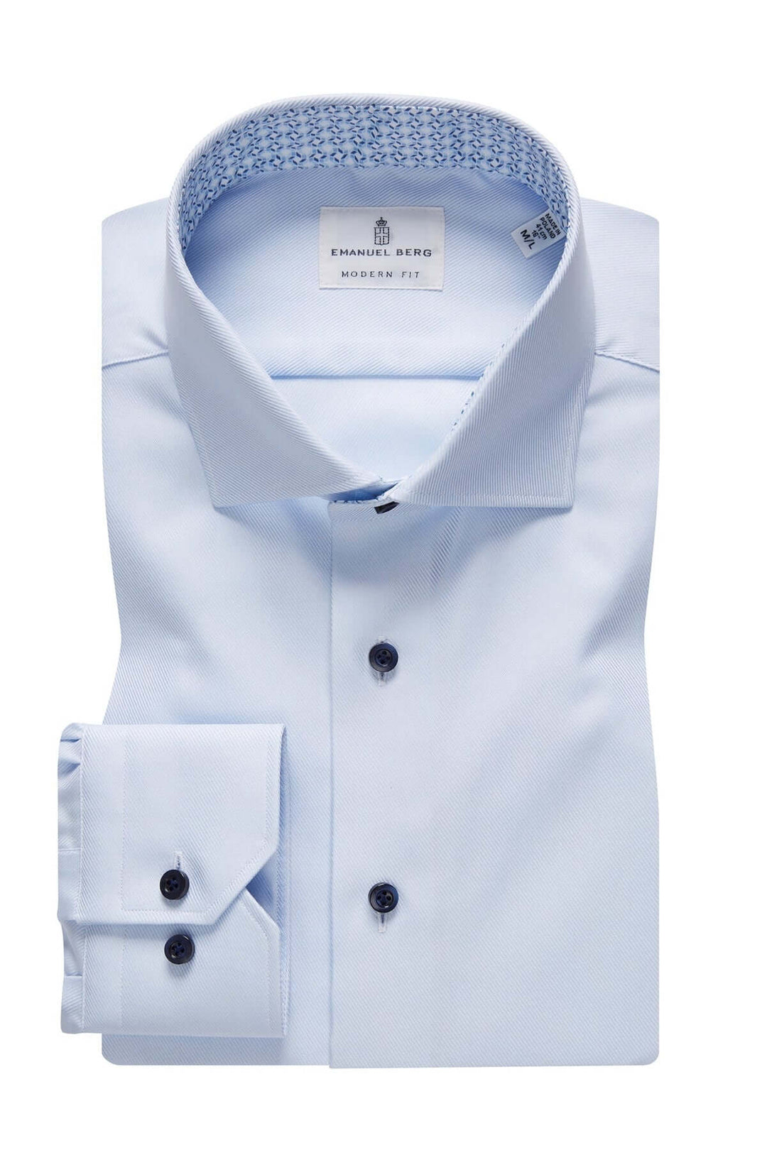 Chemise à col classique avec motif géométrique, couleur bleu clair, boutons assortis, tissu texturé pour style professionnel.
