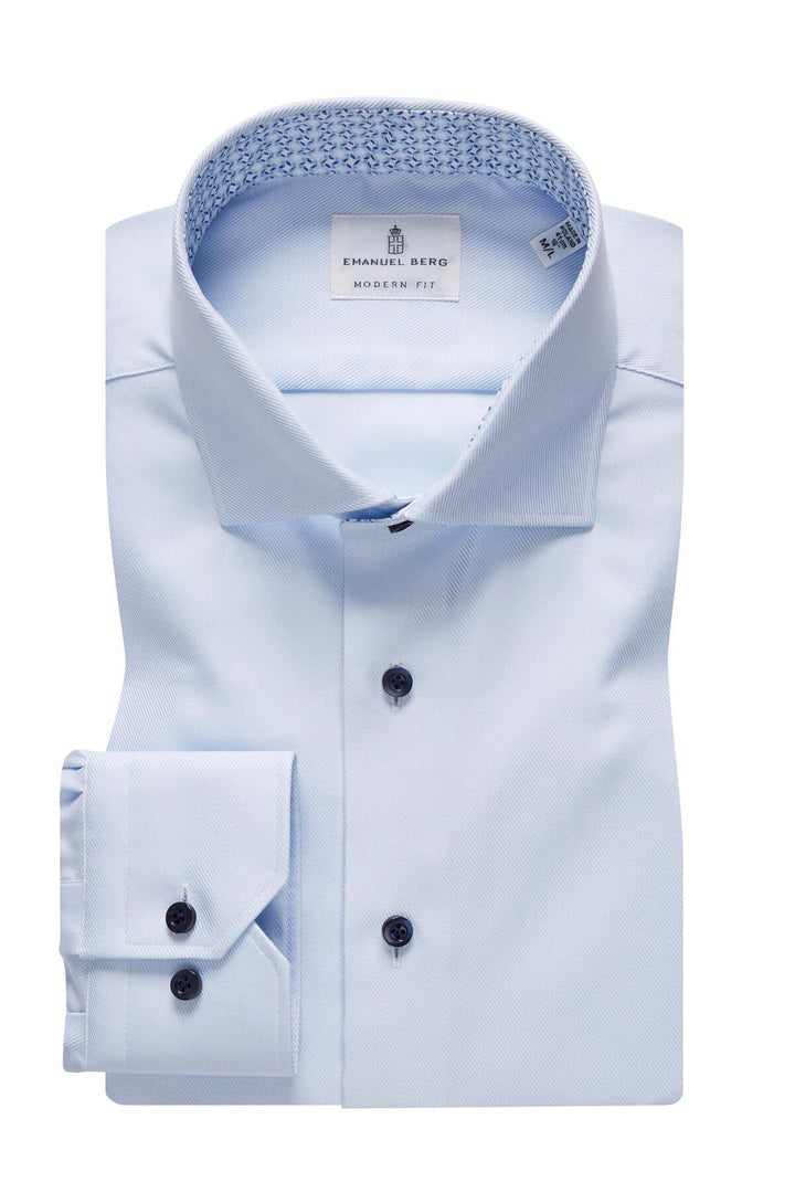Chemise à col classique avec motif géométrique, couleur bleu clair, boutons assortis, tissu texturé pour style professionnel.