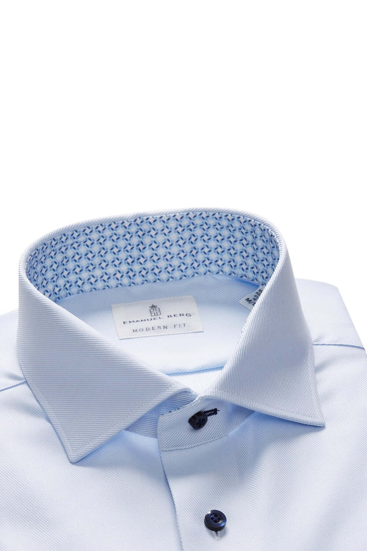 Chemise élégante avec col classique et intérieur géométrique bleu, parfaite pour un style professionnel.