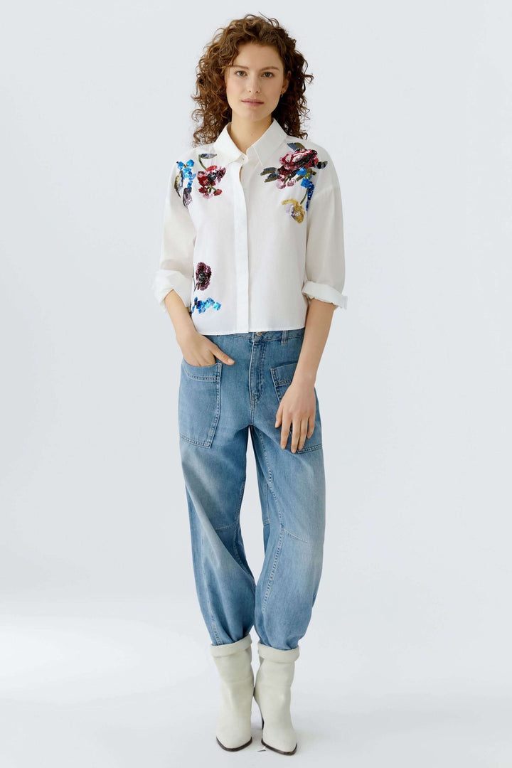 Chemise coupe moderne avec broderies florales, élégante et décontractée pour un look du quotidien.