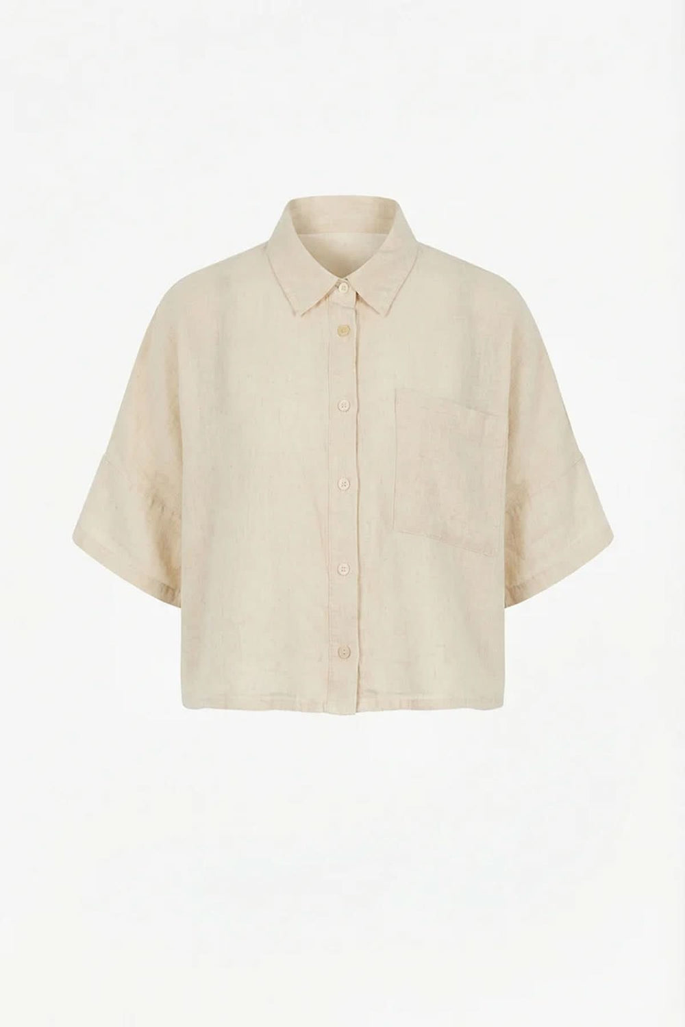 Chemise courte en lin à coupe ample avec col classique et poche plaquée, idéale pour un look moderne et confortable.