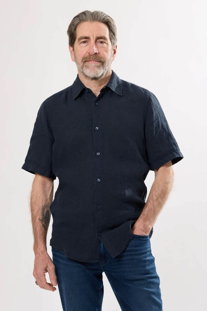 Chemise décontractée en lin noir, coupe régulière, manches courtes, look moderne et confortable pour toutes occasions.