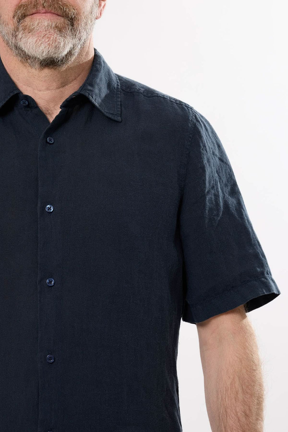 Chemise décontractée en lin, couleur bleu marine, coupe régulière, manches courtes pour un style élégant et confortable.