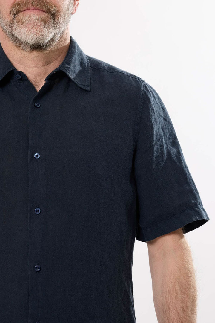 Chemise décontractée en lin, couleur bleu marine, coupe régulière, manches courtes pour un style élégant et confortable.