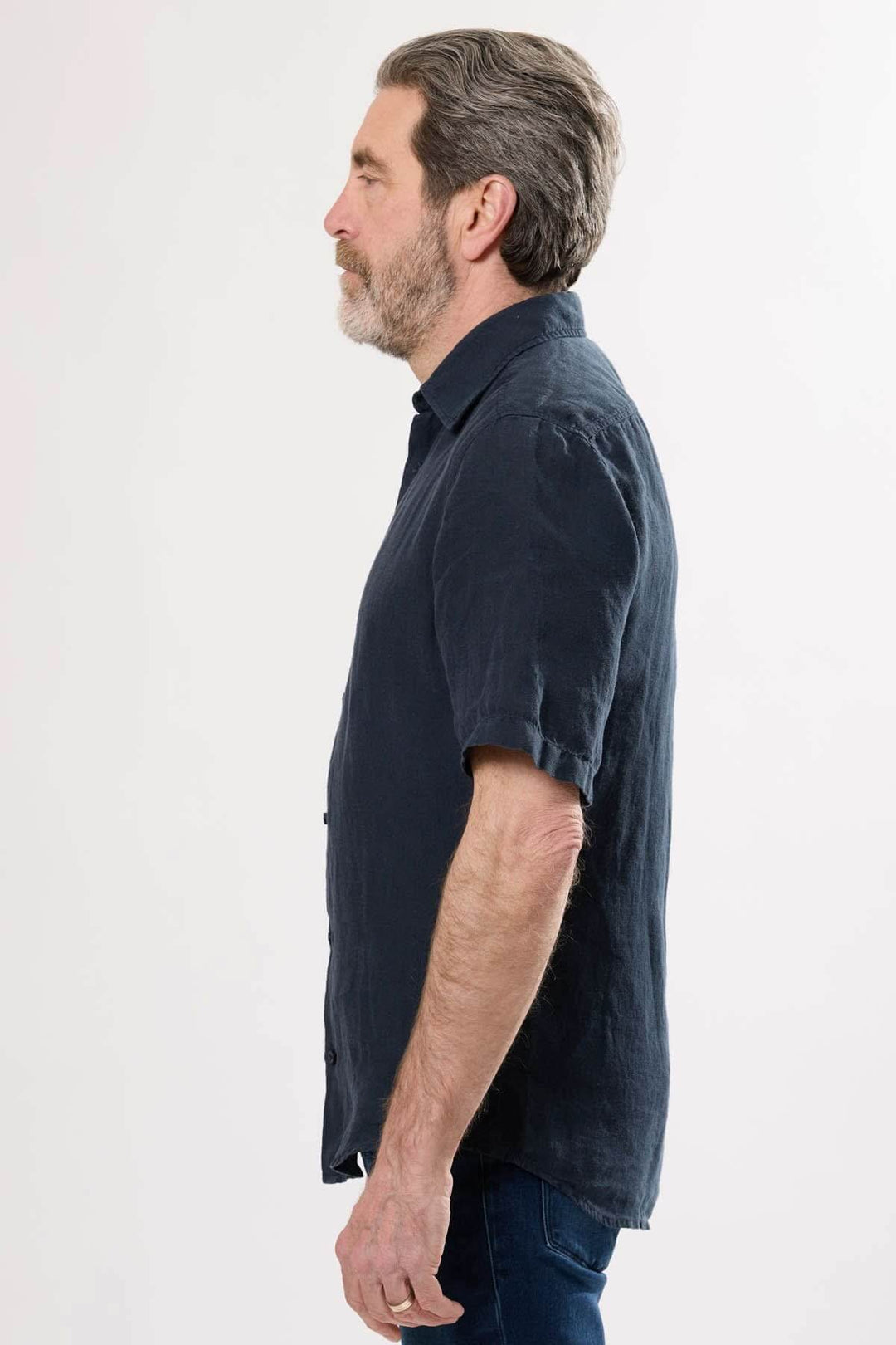 Chemise décontractée en lin, coupe régulière, manches courtes, vue de profil.