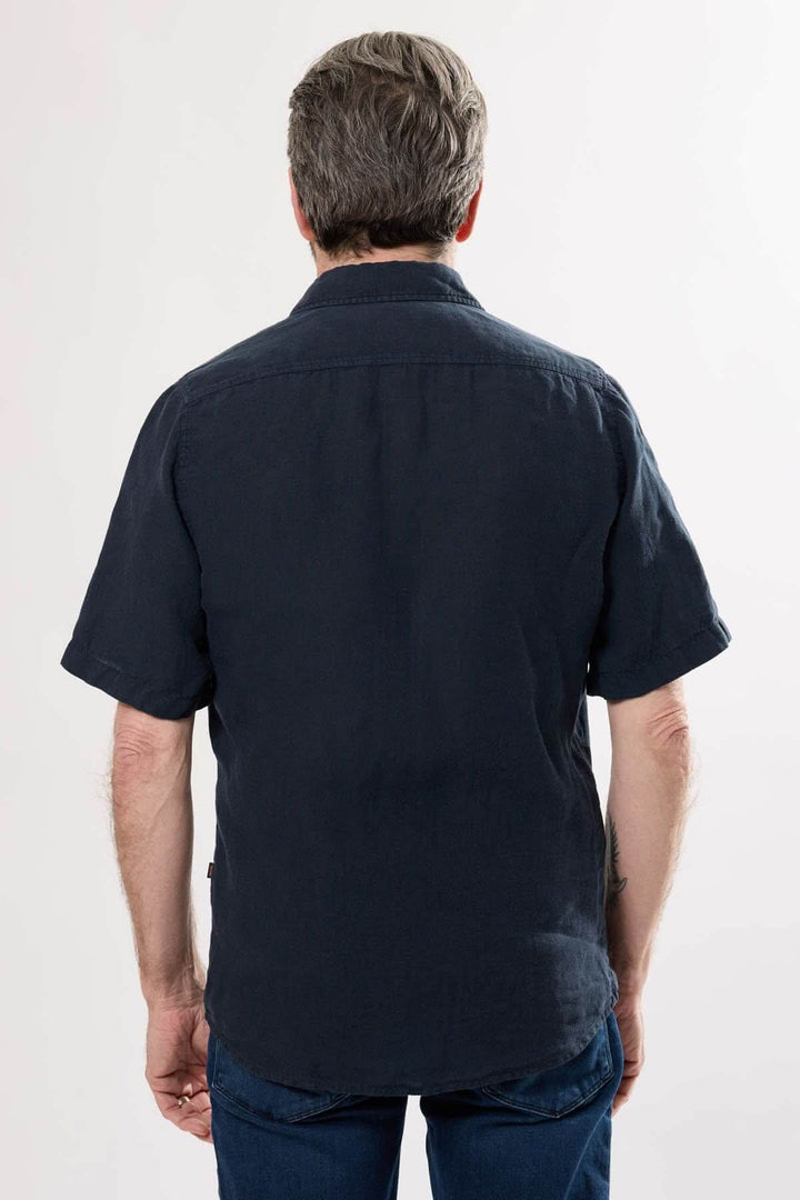 Chemise décontractée en lin vue de dos, style moderne et coupe régulière, idéale pour toutes les occasions.