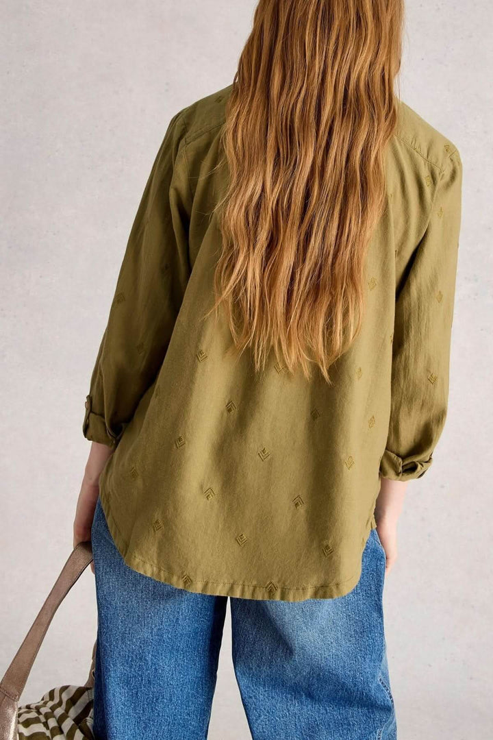 Chemise en coton manches retroussables avec ourlet arrondi, couleur olive, vue de dos sur mannequin portant un jean.