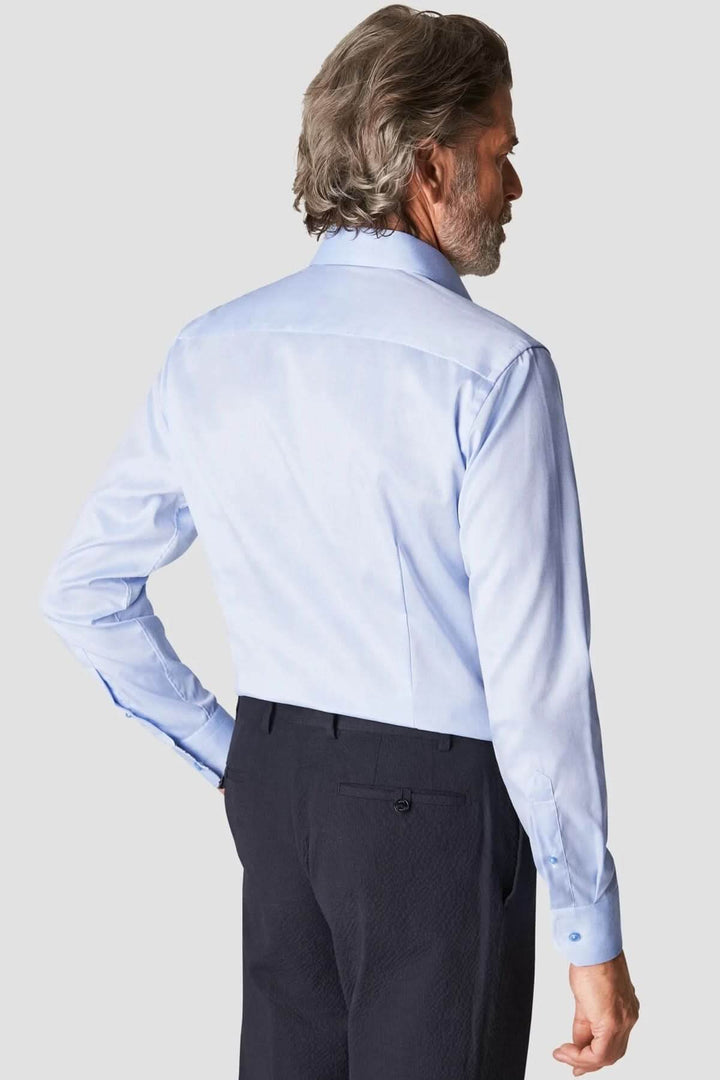 Homme portant une chemise en coton signature à col italien
