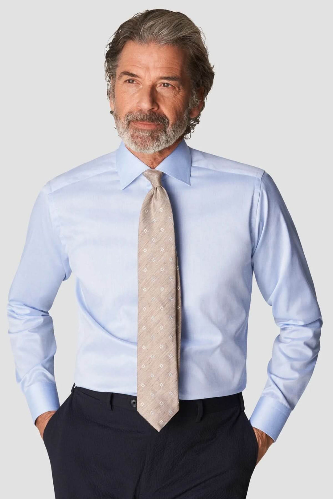 Homme portant une chemise en coton signature à col italien avec cravate, style élégant et professionnel.