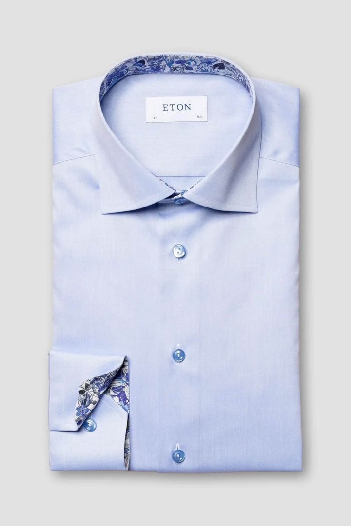 Chemise en coton signature à col italien avec col structuré et boutons assortis, idéale pour tenues professionnelles ou occasions habillées.