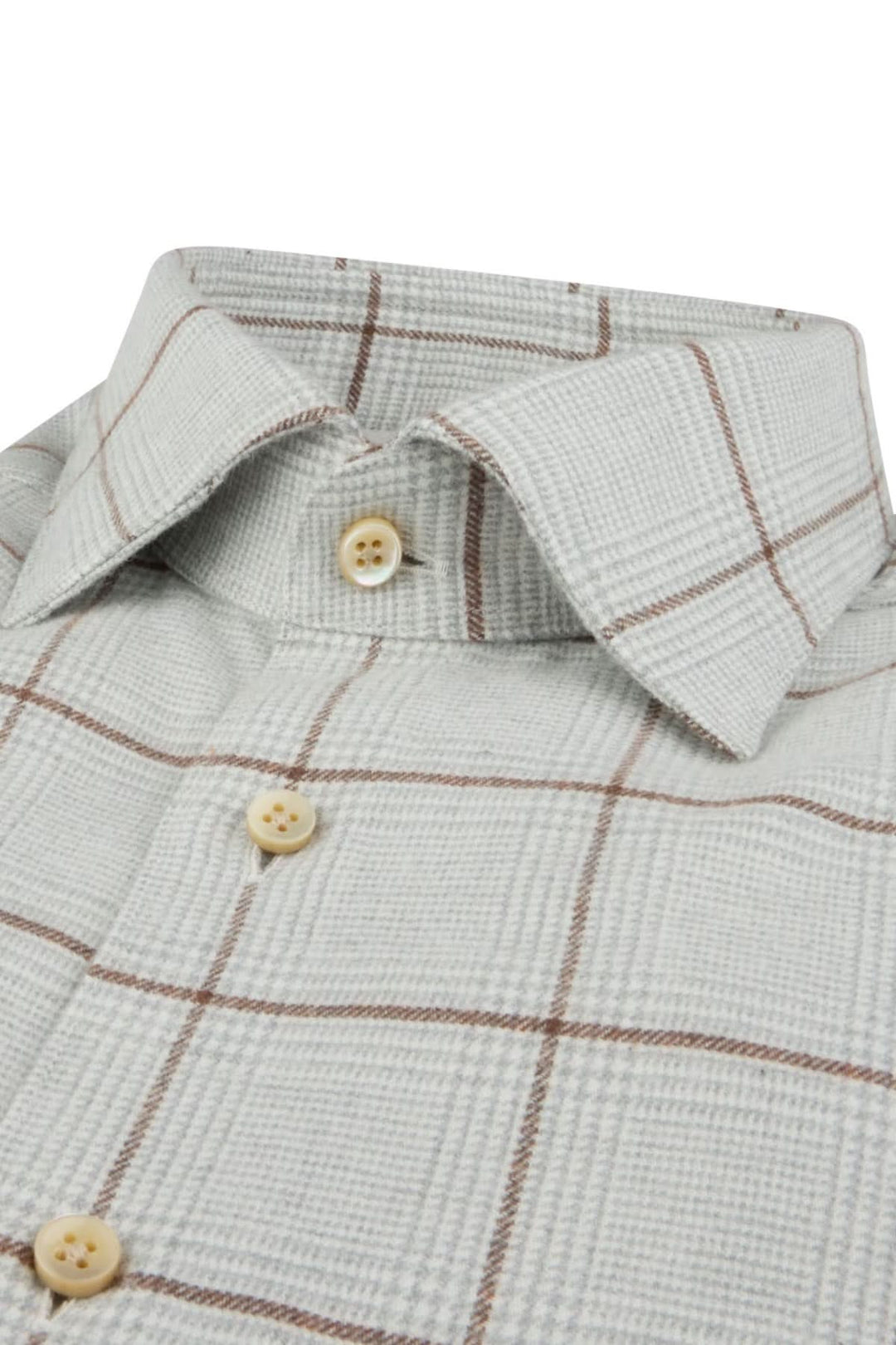Chemise en flanelle grise à carreaux avec col cutaway modéré et boutons en nacre, en coton double retors brossé pour confort et élégance.