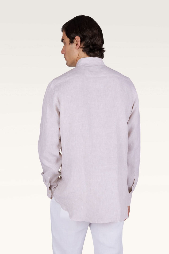 Dos de la Chemise en lin Soffio avec coupe droite et manches longues, offrant confort et élégance décontractée.