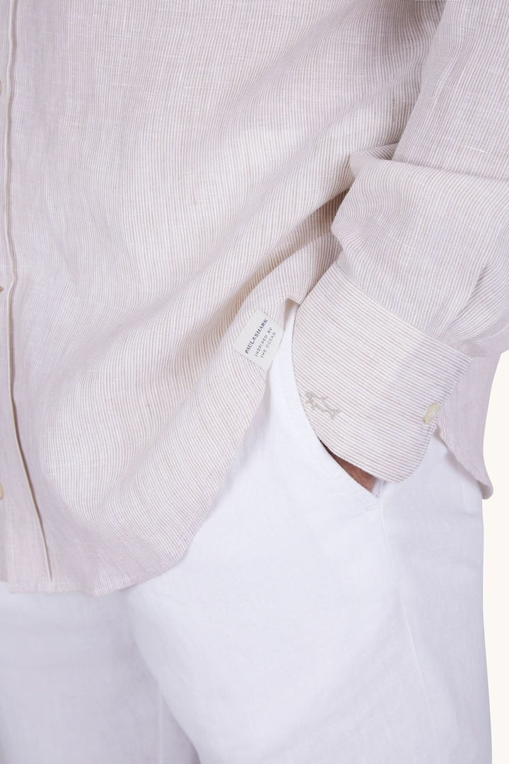 Chemise en lin Soffio, coupe droite élégante avec col boutonné, manches longues, en tissu léger, idéale pour une allure raffinée et décontractée.