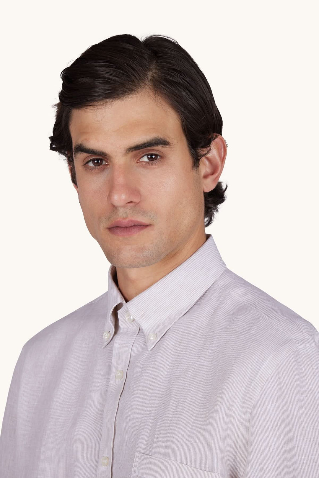 Homme portant la Chemise en lin Soffio à col boutonné, style décontracté et élégant
