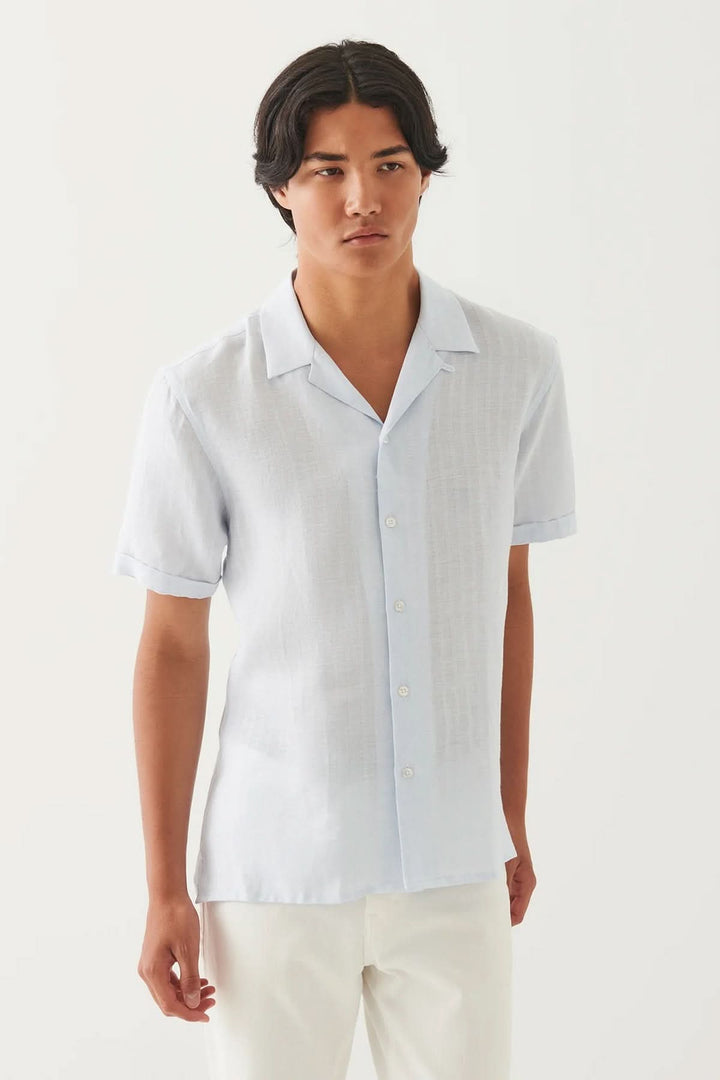 Chemise en lin légère à col camp, parfaite pour l'été, en bleu avec motif texturé et coupe régulière.