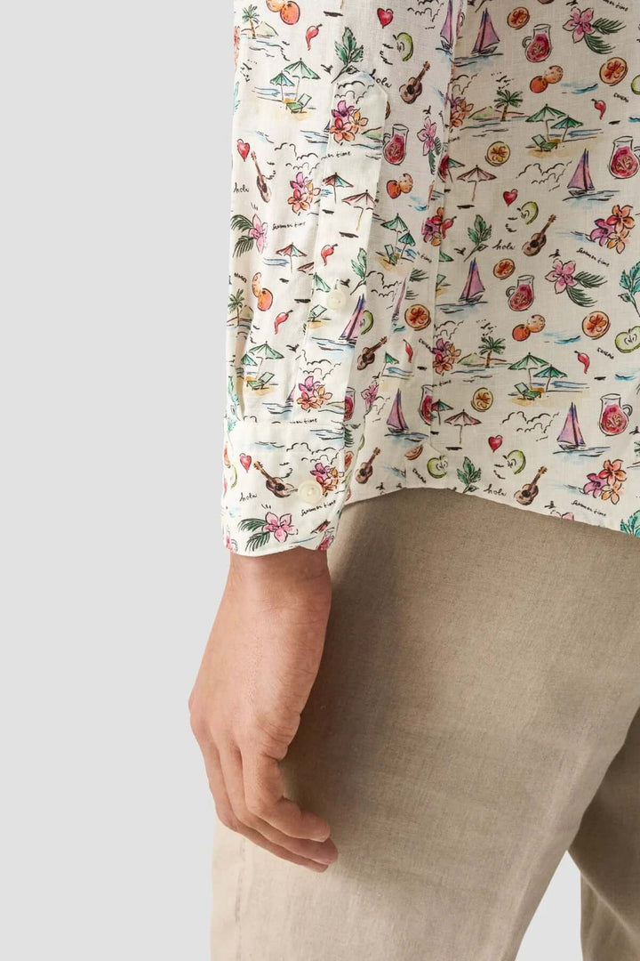 Chemise en lin avec imprimé coloré de scènes estivales, montrant la manche d&