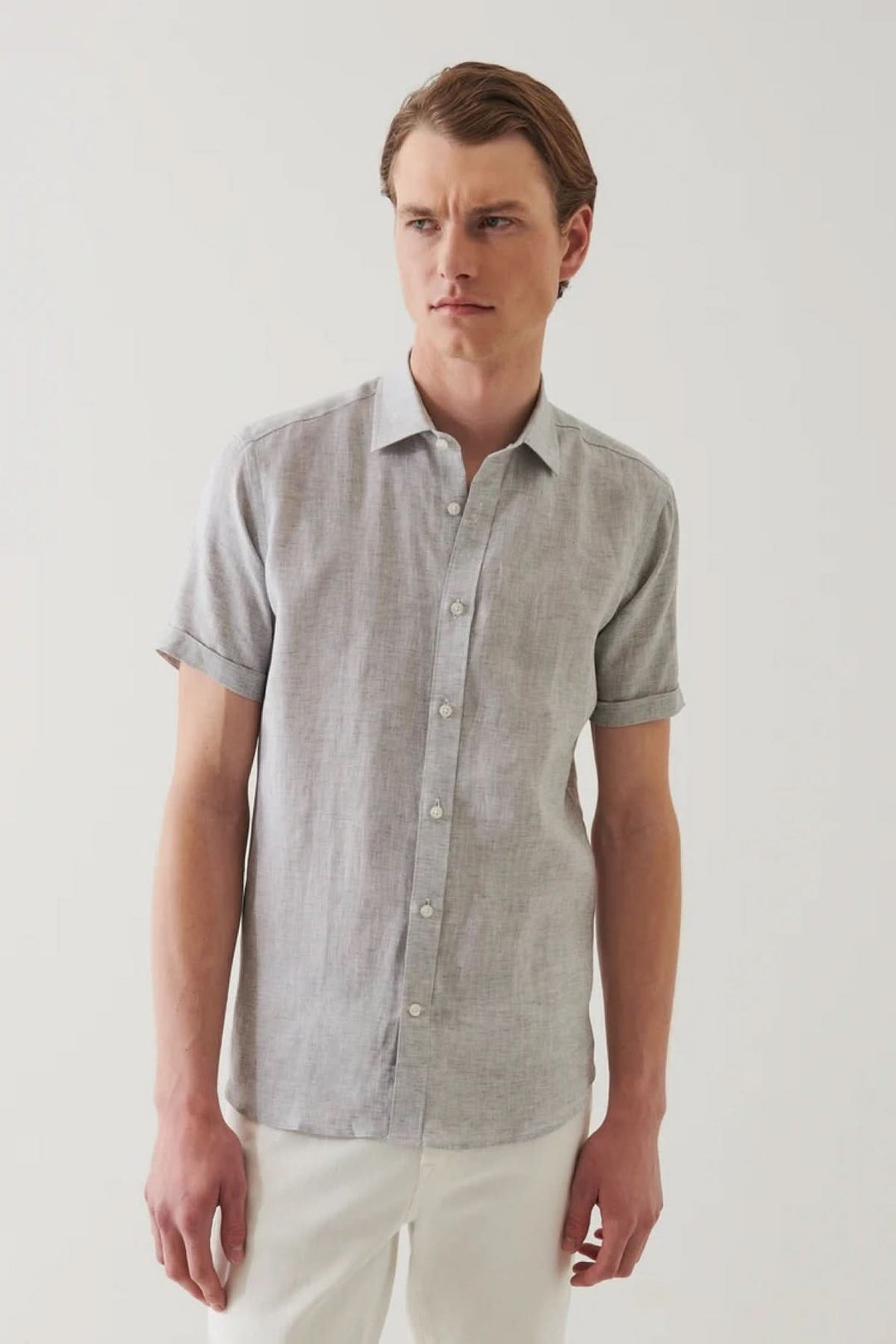 Chemise en lin à manches courtes gris clair pour homme, idéale pour un look estival chic et confortable.