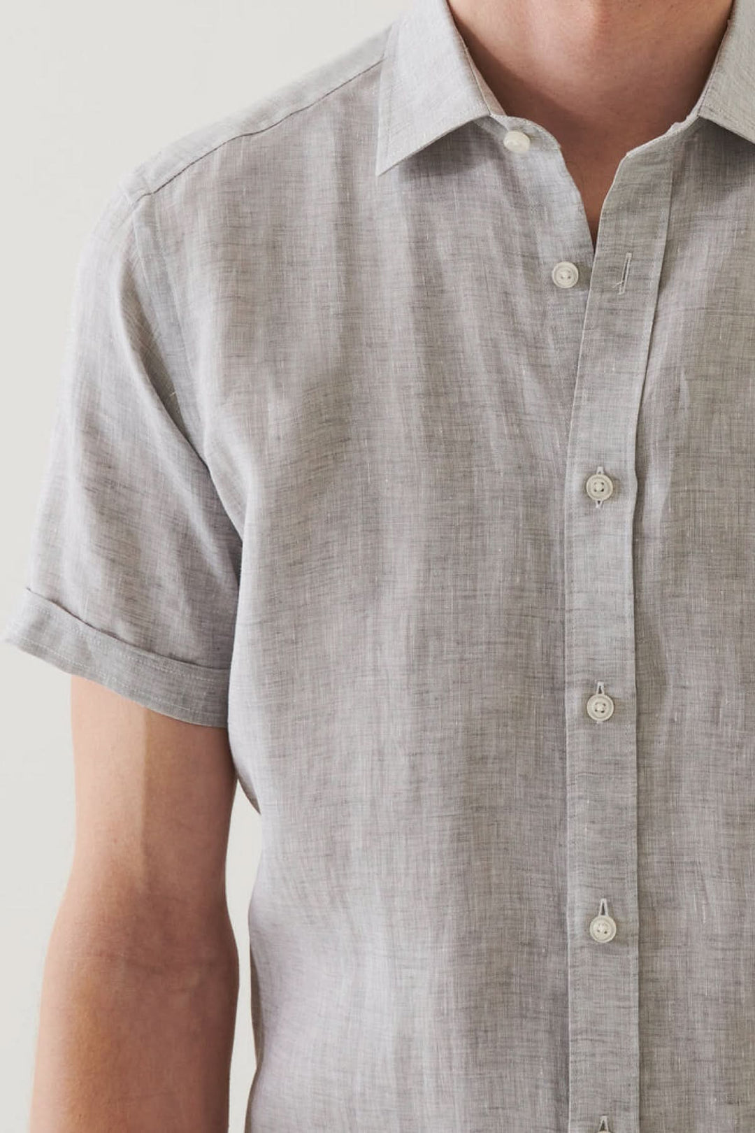 Chemise en lin à manches courtes, légère et chic, parfaite pour l'été avec un col classique et patte de boutonnage.