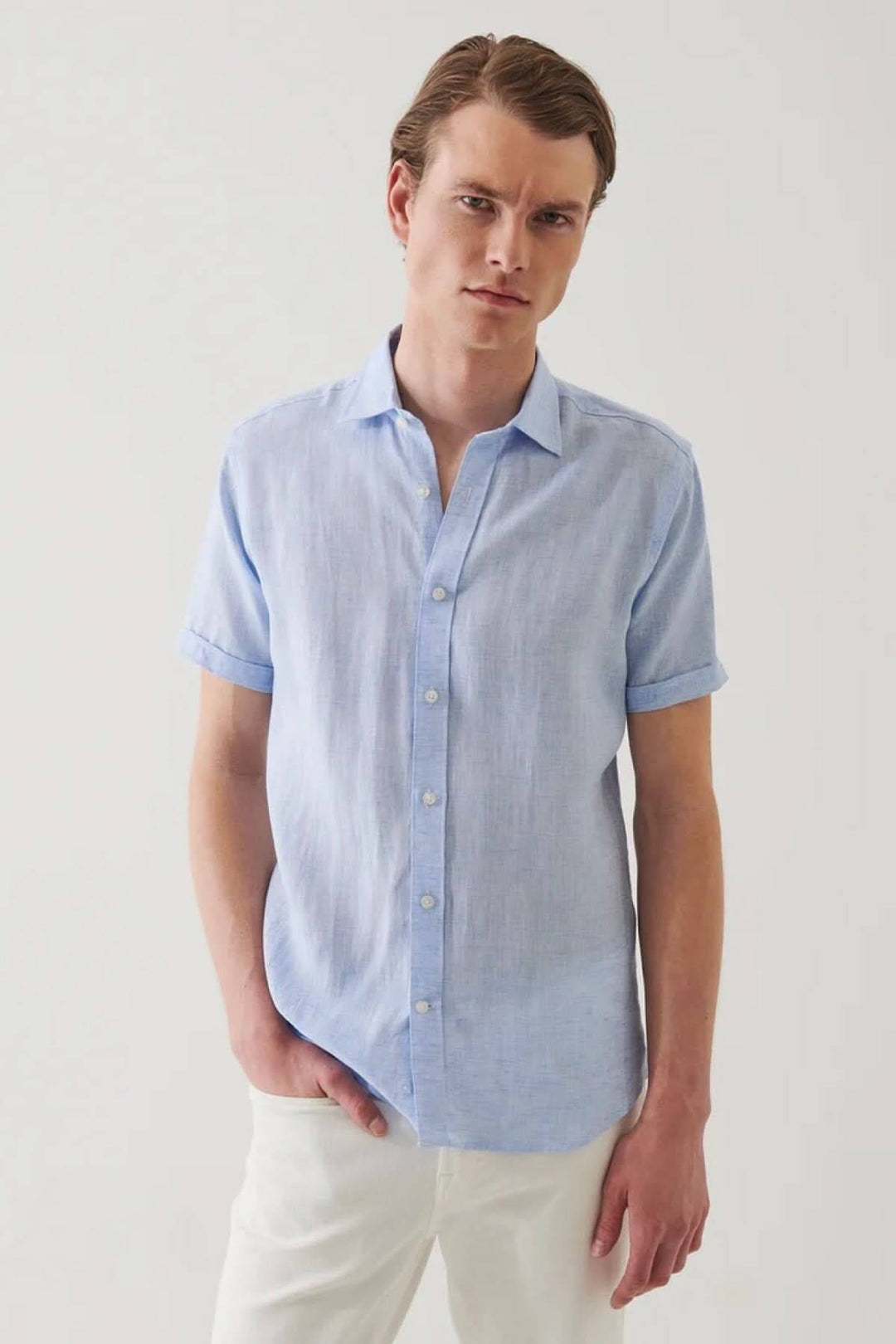 Chemise en lin à manches courtes, couleur bleu clair, style estival, légère et élégante, portée sur un homme.