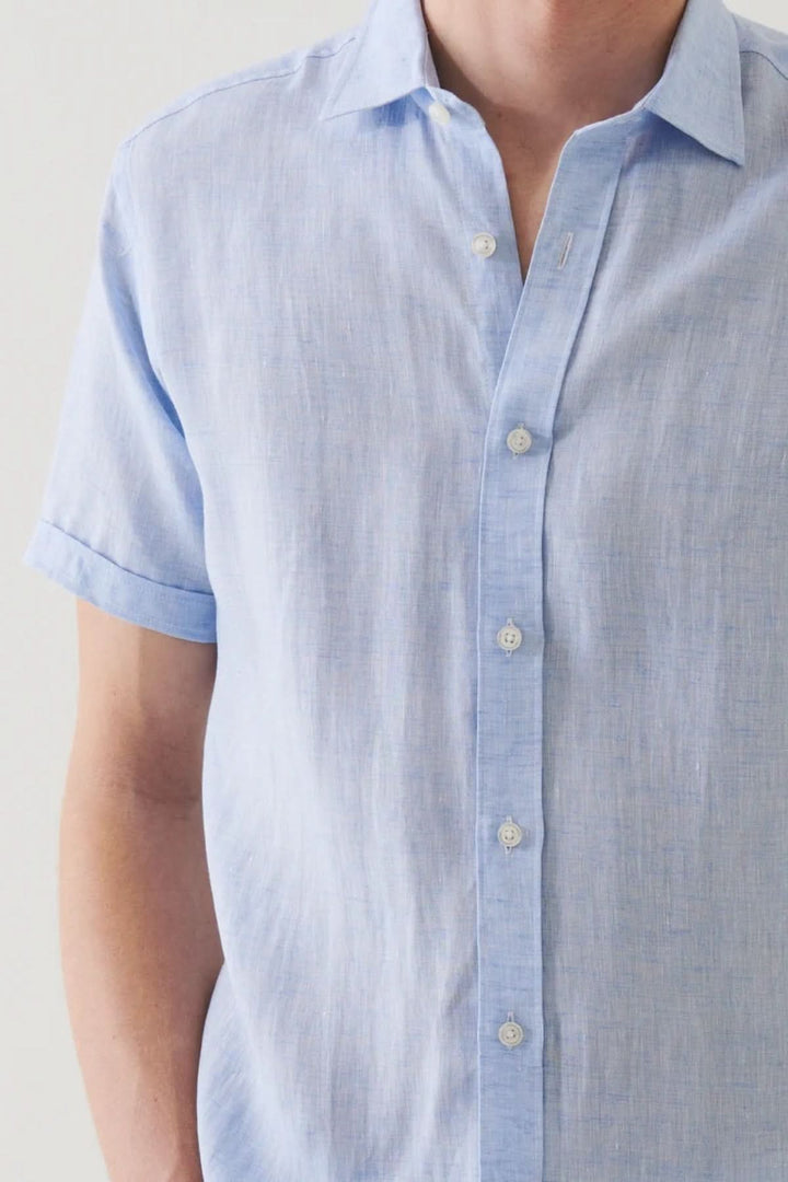 Chemise en lin à manches courtes, couleur bleu clair, légère et élégante, parfaite pour l'été.