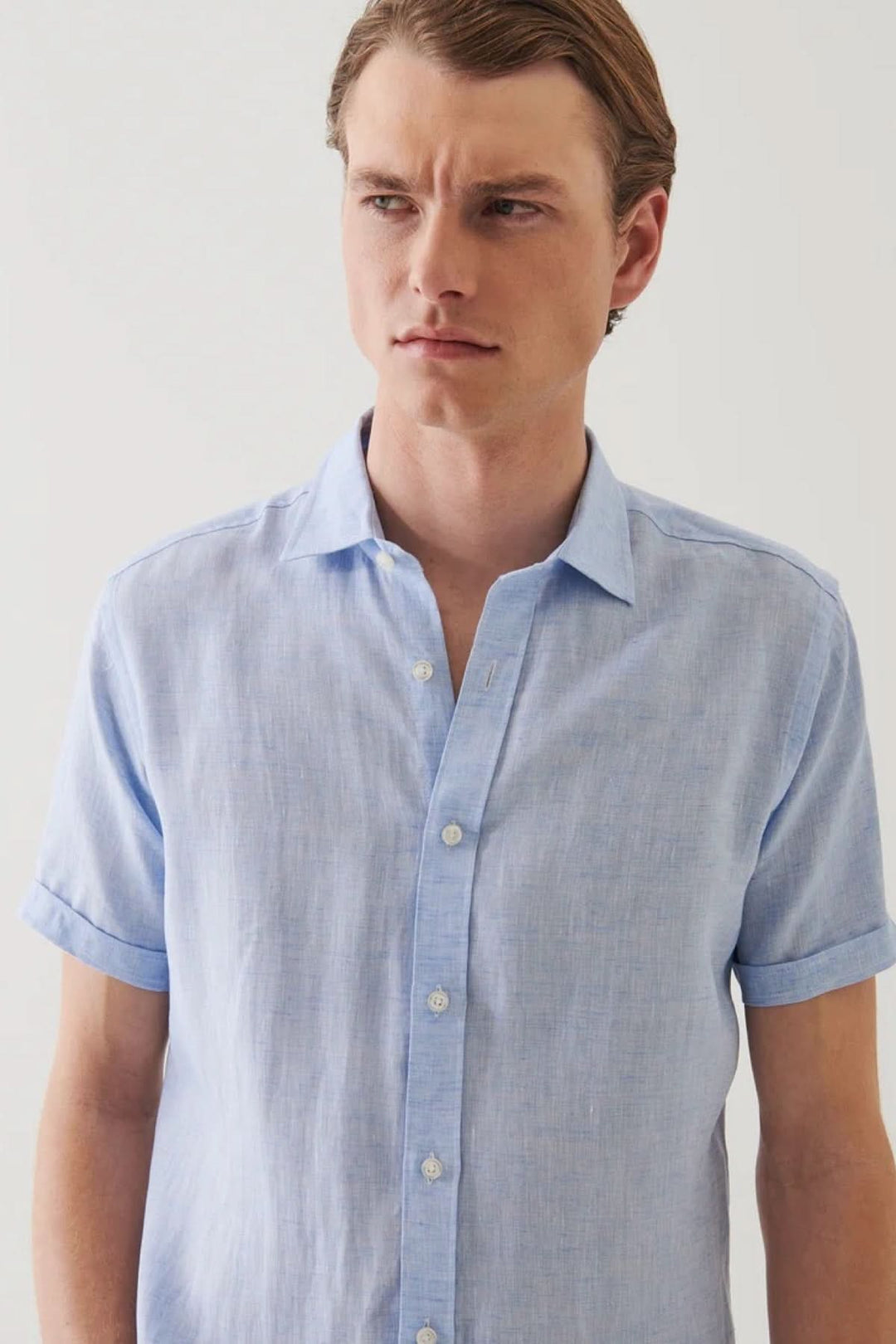 Chemise en lin à manches courtes, légère et élégante, parfaite pour un style estival chic.