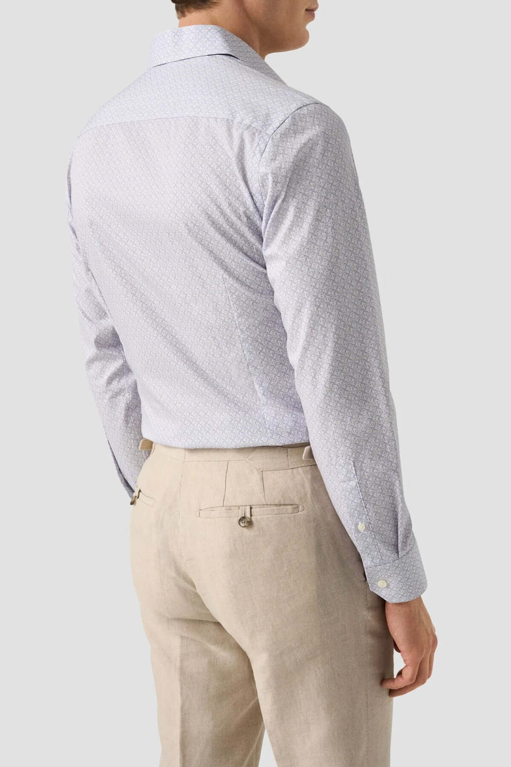 Chemise en sergé à motifs géométriques, vue de dos, pour un style professionnel élégant et raffiné.