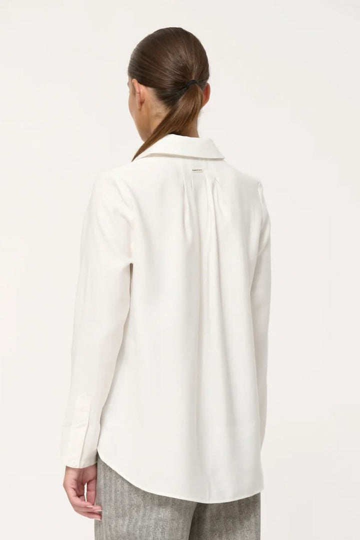 Chemise fluide blanche vue de dos avec col classique et coupe ample.