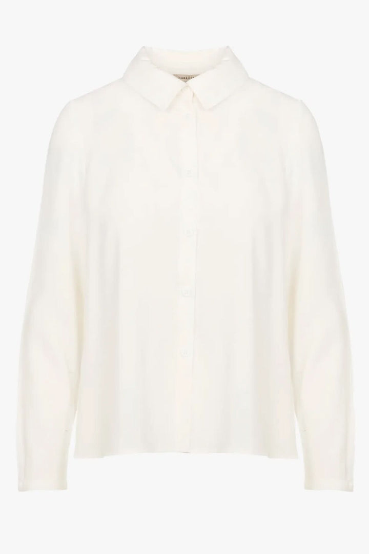 Chemise fluide blanche avec col classique et fermeture boutonnée, parfaite pour un look élégant et décontracté.