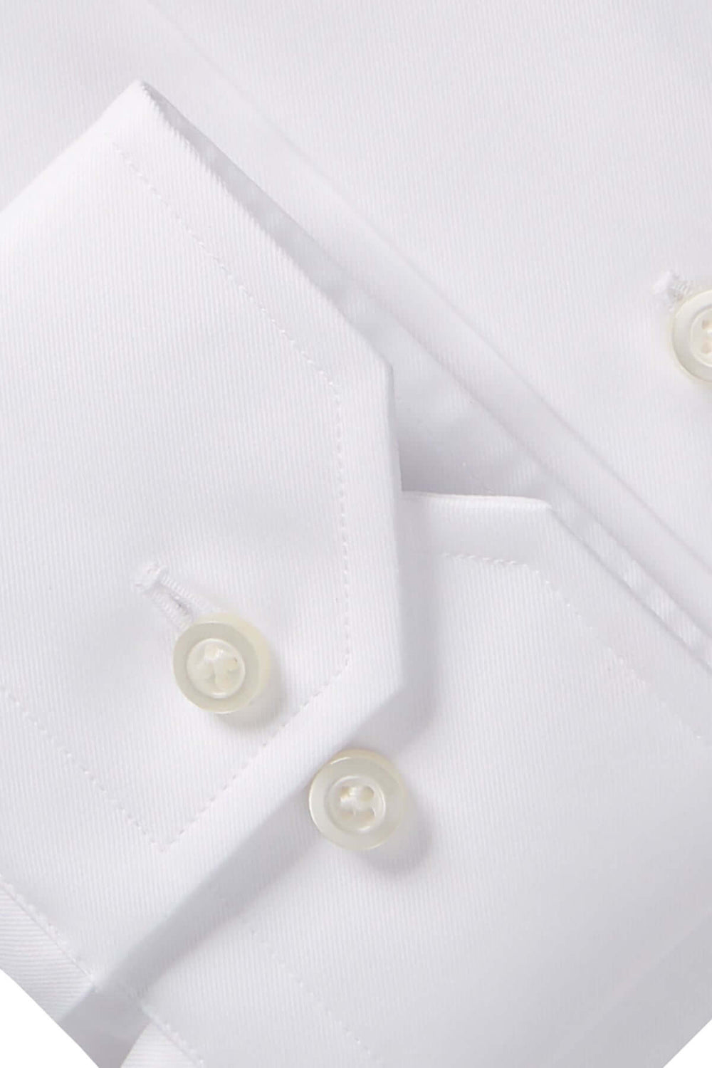 Détails d'une chemise habillée en twill de coton avec col Mr. Crown et boutons en nacre.