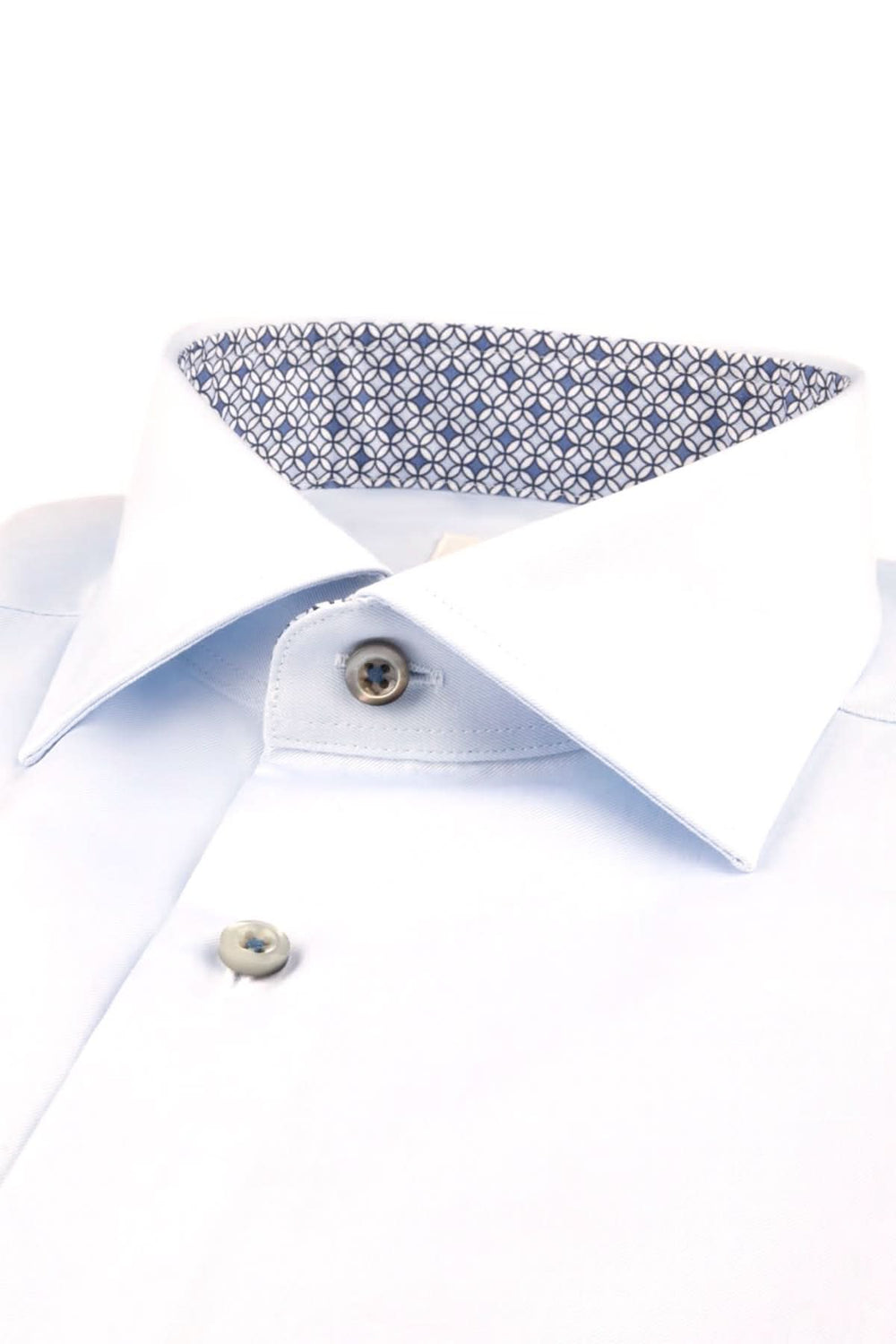 Chemise habillée en sergé de coton avec col contrasté élégant et boutons en nacre.