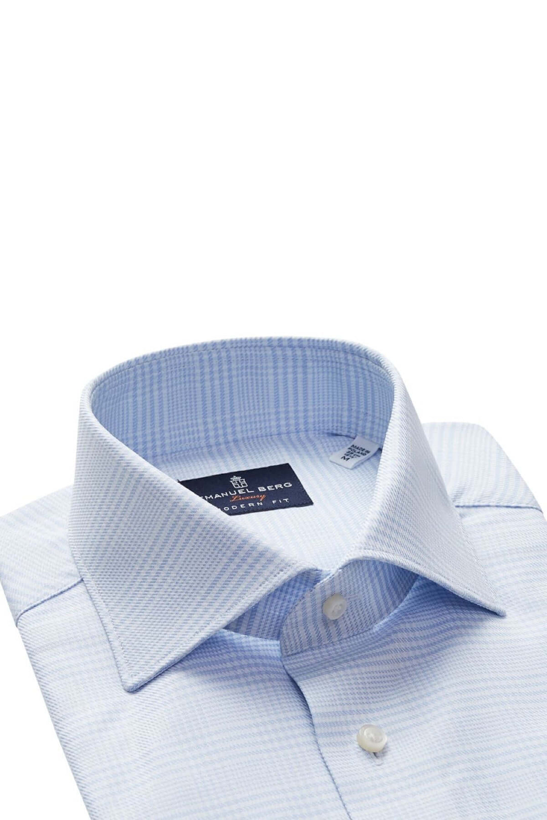 Chemise habillée à carreaux bleu clair avec col classique et label de marque visible.