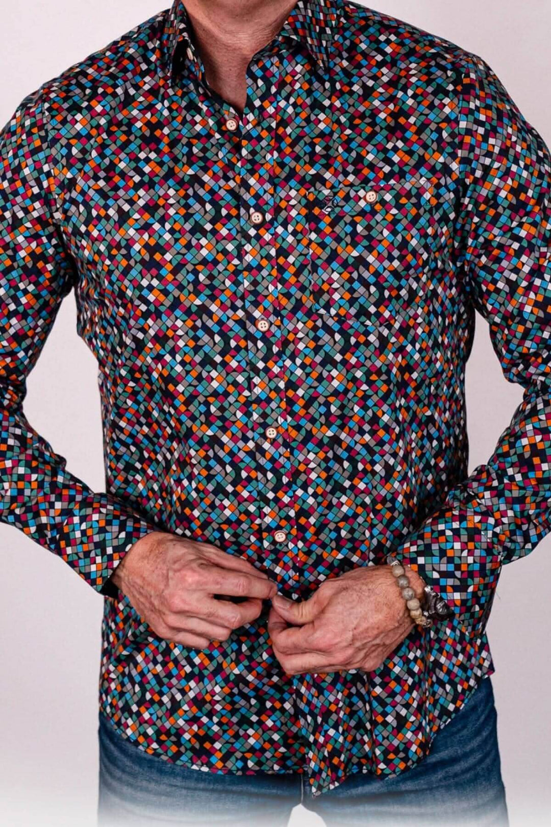 Chemise à manches longues avec motif géométrique coloré et col classique, idéale pour une tenue dynamique.