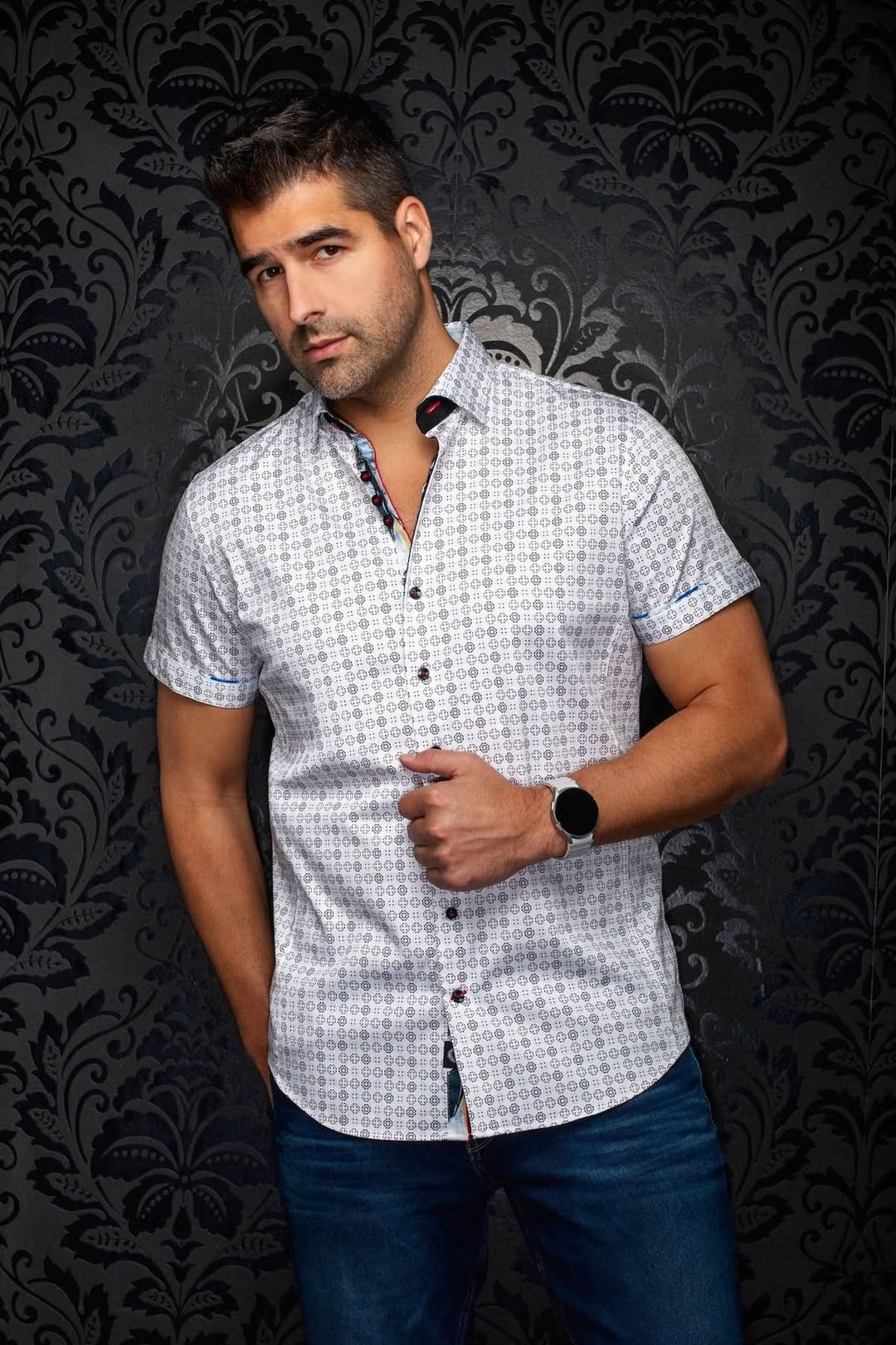 Homme portant une chemise imprimée à manches courtes avec un fond à motif.