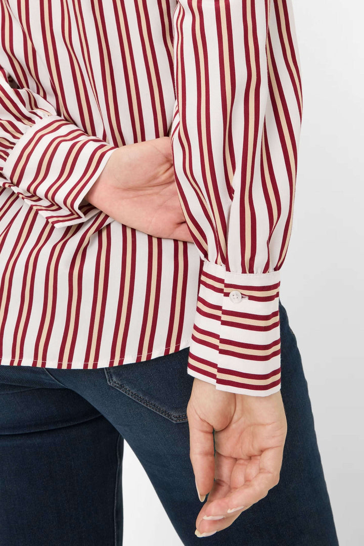 Chemise ligné Vic avec motif à rayures verticales, vue sur le détail du poignet et du tissu fluide pour un style élégant.